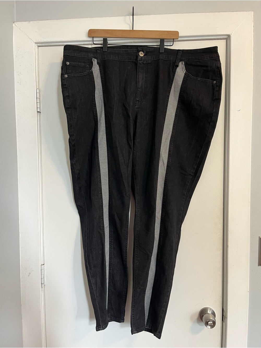 Ashley Stewart Black Skinny Jeans with Gray front Stripes plus size 28 stretch